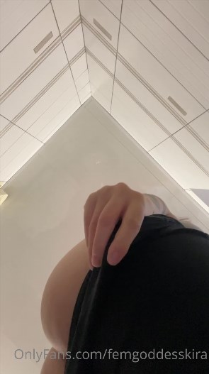 GODDESS KIRA - Lick It